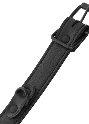 Dunkle breite dünne handschellen aus schwarzem leder mit matter schwarzer metallschließe und passenden löchern
