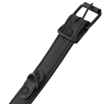 Dunkle breite dünne handschellen aus schwarzem leder mit matter schwarzer metallschließe und passenden löchern