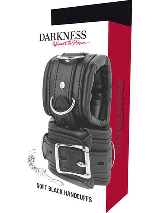 Schwarze gepolsterte bdsm-handschellen aus leder mit silbernem metallbeschlag und kettenglied im design darkness
