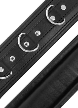 Schwarze lederhalsband mit silberfarbenen d-ringen und nieten gepolstert für bdsm handschellen darkness