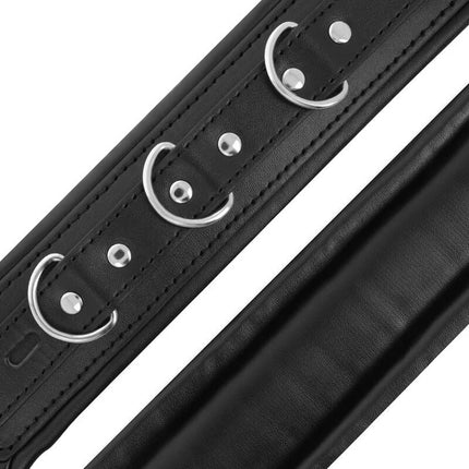 Schwarze lederhalsband mit silberfarbenen d-ringen und nieten gepolstert für bdsm handschellen darkness