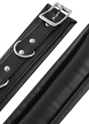 Schwarzes lederhalsband mit silberfarbenen metallschnallen und d-ringen gepolsterte bdsm-handschellen darkness