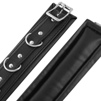 Schwarzes lederhalsband mit silberfarbenen metallschnallen und d-ringen gepolsterte bdsm-handschellen darkness