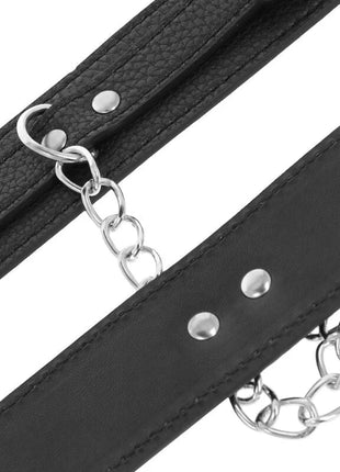 Schwarzes strukturiertes leder bondage halsband mit silberfarbenen metallketten und nieten details