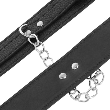 Schwarzes strukturiertes leder bondage halsband mit silberfarbenen metallketten und nieten details
