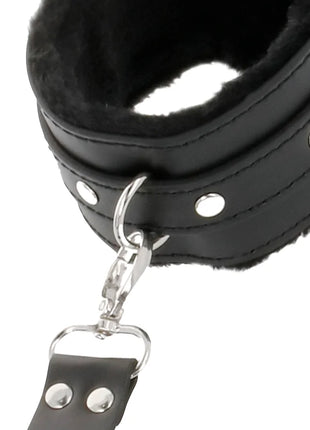Schwarze lederhandschellen mit kuscheligem fellfutter und silbernem metallverschluss für füße und hände