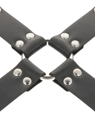 Schwarzes lederhandschellen-sets für füße und hände mit silbernen nieten und zentralem ring aus metall