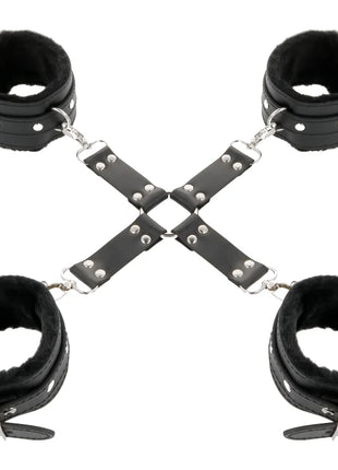 Schwarze lederhandschellen für füße und hände mit plüschfutter und silberfarbenen metallbeschlägen darkness