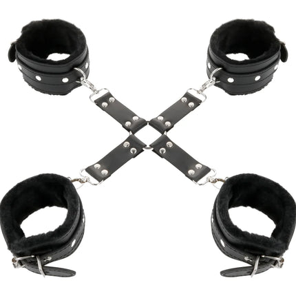 Schwarze lederhandschellen für füße und hände mit plüschfutter und silberfarbenen metallbeschlägen darkness