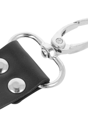 Schwarzes lederhandschellen-sets für füße und hände mit silbernen metallbeschlägen und zwei dekorativen nieten