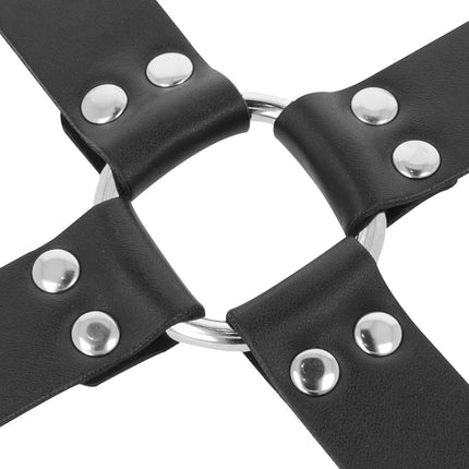 Schwarzer lederhandschellen für füße und hände mit silbernen metallringen und nieten aus leder