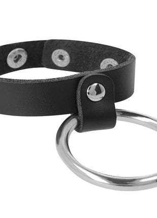 Schwarzes lederhalsband mit silbernem metallring und druckknöpfen für penis und hoden darkness metallring