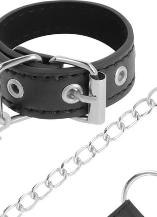 Schwarzes lederhalsband darkness penisring mit riemen mit silbernem metallverschluss und kettenglied