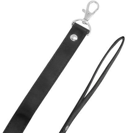 Schwarzes lederhalskette called darkness mit silberfarbenem metallverschluss und nieten