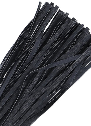 Schwarze bondage peitsche darkness 42cm aus leder mit texturierten fransenstreifen und gleichmäßiger breite