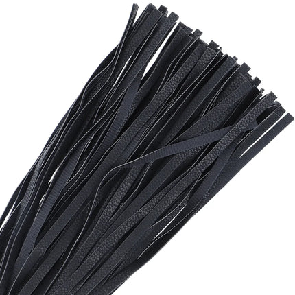 Schwarze bondage peitsche darkness 42cm aus leder mit texturierten fransenstreifen und gleichmäßiger breite