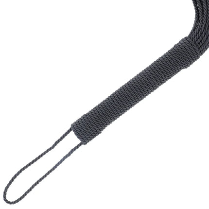 Dunkelgrauer geflochtener seilgriff mit schlaufe vorne an der darkness schwarze bondage-peitsche 50cm