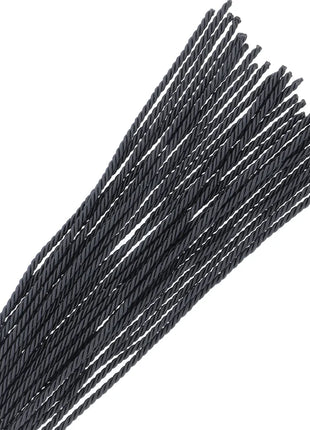 Dunkle schwarze bondage-peitsche 50cm mit verdrehten drahtsträngen für intensives spiel