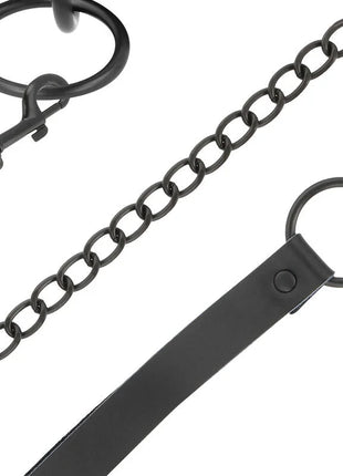 Schwarze halskette darkness mit mattem metallkettenanhänger und passendem schwarzen lederband