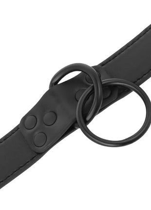 Schwarze halskette darkness aus schwarzem leder mit matter oberfläche und metall d-ringen an rechteckiger schnalle