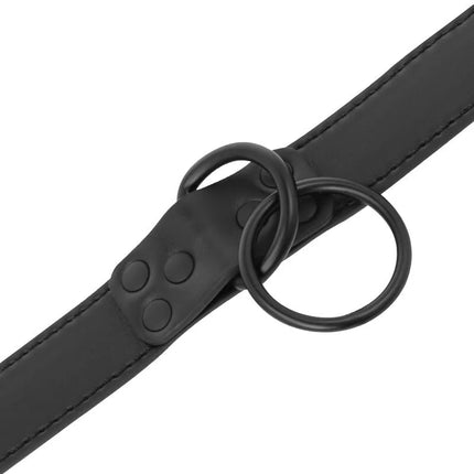 Schwarze halskette darkness aus schwarzem leder mit matter oberfläche und metall d-ringen an rechteckiger schnalle