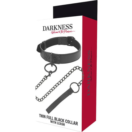 Schwarze lederhalskette mit kettenanhänger und leine verpackt in rotem und weißem darkness box