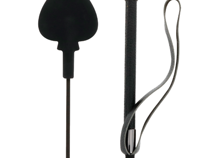 Dunkle schwarze silikon-peitsche mit spatenförmigem griff, mattiertem griff und silberner metallkappe 60 cm