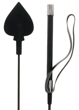 Dunkle schwarze silikon-peitsche mit spatenförmigem griff, mattiertem griff und silberner metallkappe 60 cm