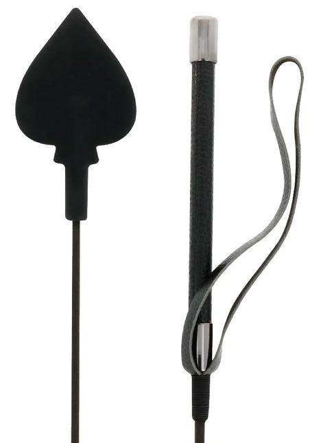 Dunkle schwarze silikon-peitsche mit spatenförmigem griff, mattiertem griff und silberner metallkappe 60 cm