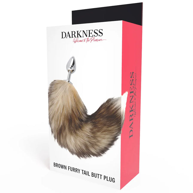 Brauner fell-schwanz butt plug mit silberner metallspitze in darkness markenverpackung sichtbar