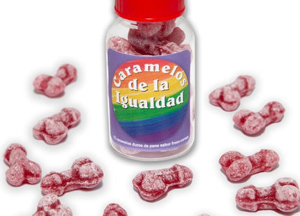 Eine klare plastikflasche mit rotem deckel und regenbogenfarbenem etikett gefüllt mit rosa, knochenförmigen erdbeer kirsch bonbons