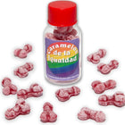 Eine klare plastikflasche mit rotem deckel und regenbogenfarbenem etikett gefüllt mit rosa, knochenförmigen erdbeer kirsch bonbons