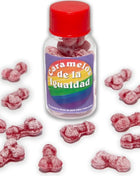 Eine klare plastikflasche mit rotem deckel und regenbogenfarbenem etikett gefüllt mit rosa, knochenförmigen erdbeer kirsch bonbons