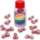 Eine klare plastikflasche mit rotem deckel und regenbogenfarbenem etikett gefüllt mit rosa, knochenförmigen erdbeer kirsch bonbons