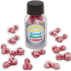 Eine klare glasflasche mit schwarzem deckel enthält rote knochenförmige karamellbonbons zuckerpudrig diablo picante bonbons
