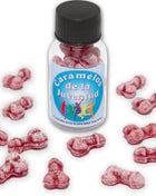 Eine klare plastikflasche mit schwarzem deckel enthält rosa, knochenförmige zuckerüberzogene bonbons namens caramelos de la juventud im produkt diabolo picante erdbeere/kirsche