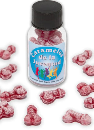 Eine klare plastikflasche mit schwarzem deckel enthält rosa, knochenförmige zuckerüberzogene bonbons namens caramelos de la juventud im produkt diabolo picante erdbeere/kirsche