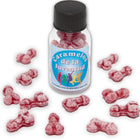 Eine klare plastikflasche mit schwarzem deckel enthält rosa, knochenförmige zuckerüberzogene bonbons namens caramelos de la juventud im produkt diabolo picante erdbeere/kirsche