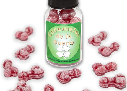 Eine klare glasflasche mit schwarzem deckel und grünem etikett gefüllt mit rosa penisförmigen glücksbonbons diablo picante erdbeere kirsche