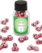 Eine klare glasflasche mit schwarzem deckel und grünem etikett gefüllt mit rosa penisförmigen glücksbonbons diablo picante erdbeere kirsche