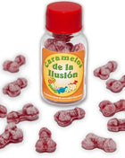 Eine klare glasflasche mit rotem verschluss und orangem etikett caramelos de la ilusión gefüllt mit rosa penisförmigen bonbons diablo picante erdbeere kirsche