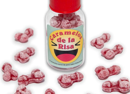 Eine klare glasflasche mit rotem deckel und bunter etikette gefüllt mit rosa, penisförmigen lachbonbons erdbeere/kirsche