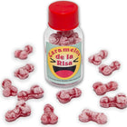 Eine klare glasflasche mit rotem deckel und bunter etikette gefüllt mit rosa, penisförmigen lachbonbons erdbeere/kirsche