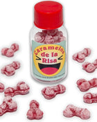 Eine klare glasflasche mit rotem deckel und bunter etikette gefüllt mit rosa, penisförmigen lachbonbons erdbeere/kirsche