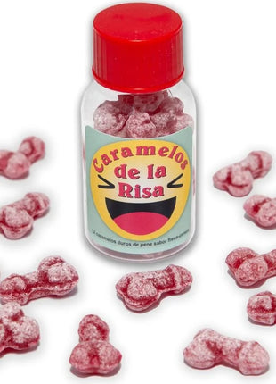 Eine klare glasflasche mit rotem deckel und bunter etikette gefüllt mit rosa, penisförmigen lachbonbons erdbeere/kirsche