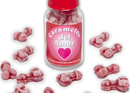 Ein klarer glasflasche mit rotem verschluss und pinkem etikett enthält rosa, knochenförmige karamellen zuckerstaubiert diablo picante liebensbonbons erdbeere kirsche