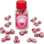 Ein klarer glasflasche mit rotem verschluss und pinkem etikett enthält rosa, knochenförmige karamellen zuckerstaubiert diablo picante liebensbonbons erdbeere kirsche