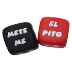 Diablo picante aktionwürfel in schwarz und rot mit weißen buchstaben mete me und el pito für spieleinsatz
