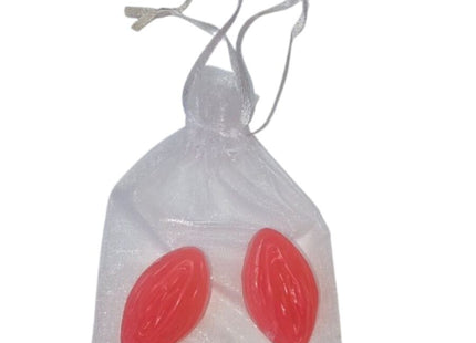 Klar organza geschenkbeutel mit zwei roten glänzenden mandelförmigen seifen im produkt diablo picante