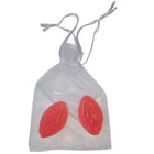 Klar organza geschenkbeutel mit zwei roten glänzenden mandelförmigen seifen im produkt diablo picante